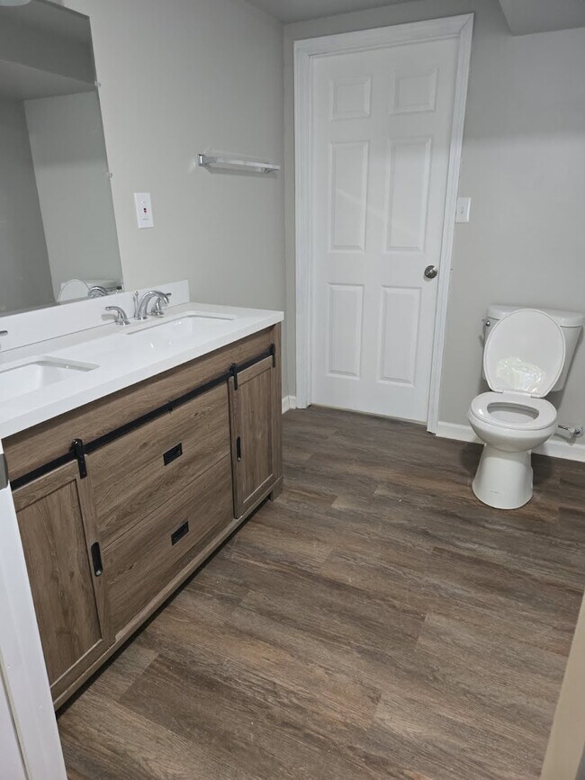 Foto del edificio - Room in House on Barrett Springs Dr