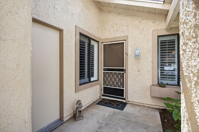 Foto del edificio - 2 Bedroom + 2 Bathroom Condo | Leisure Village 55+ Community | Camarillo | Unfurnished
