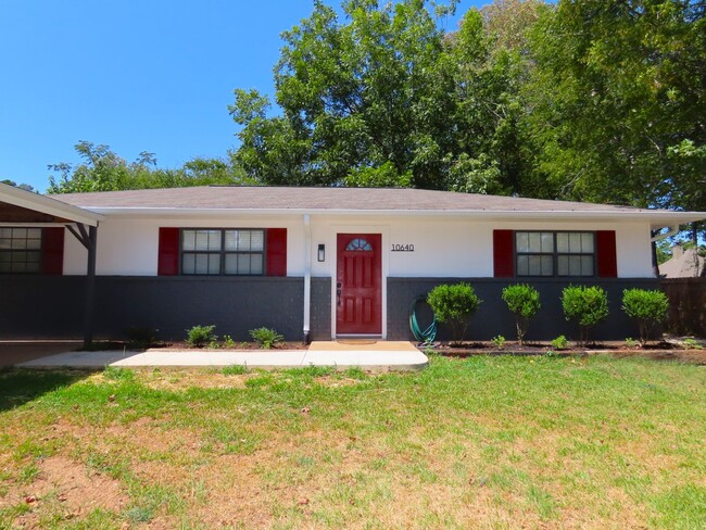 Building Photo - Updated 3 Bedroom, 2 Bath Home w/Fenced Yard!