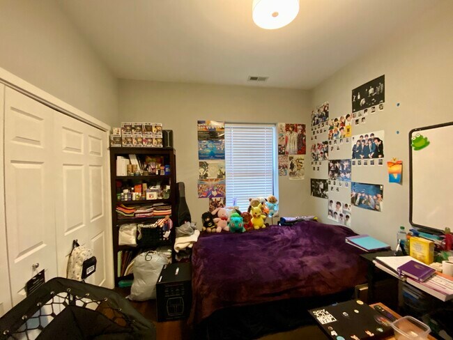 Foto del edificio - 1553 W Olive Ave