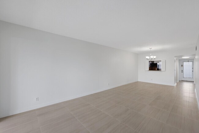 Building Photo - 2840 SW 22nd Ave
