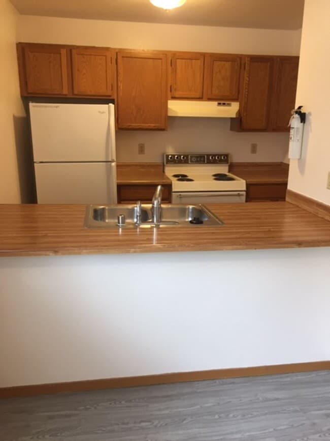 Building Photo - South Anchorage Beautiful and Spacious dow...