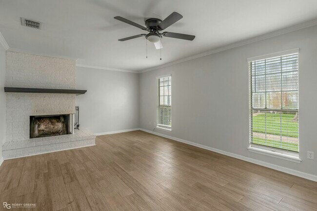 Building Photo - 10112 Los Altos Dr