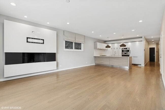 Building Photo - 927 N Damen Ave