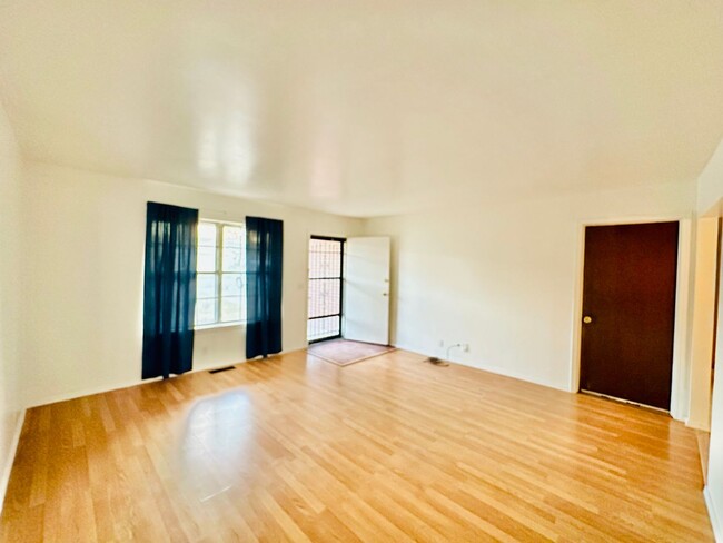 Foto del edificio - 3 Bed 2 Bath Duplex