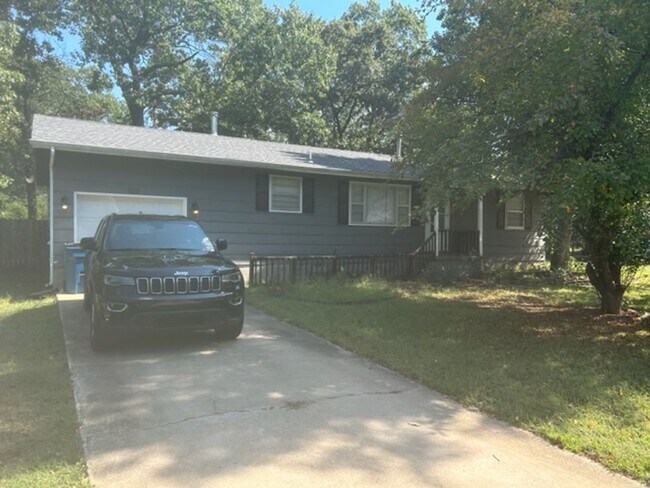 Foto del edificio - FOR LEASE! NEWLY REMODELED 3 BED/1.5 BATH HOME IN CARL JUNCTION-$1300 RENT-$1300 DEPOSIT