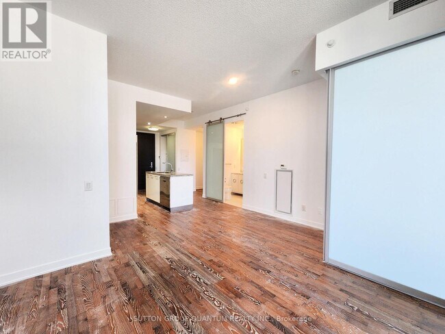 Photo du bâtiment - 90 Park Lawn Rd