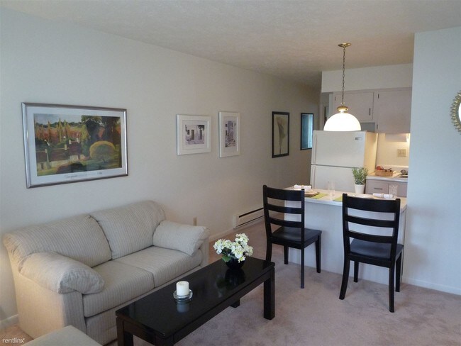 Building Photo - 1306 N Maple St