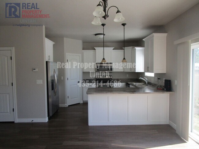 Building Photo - 3 bed 2.5 bath townhome in Fox Run