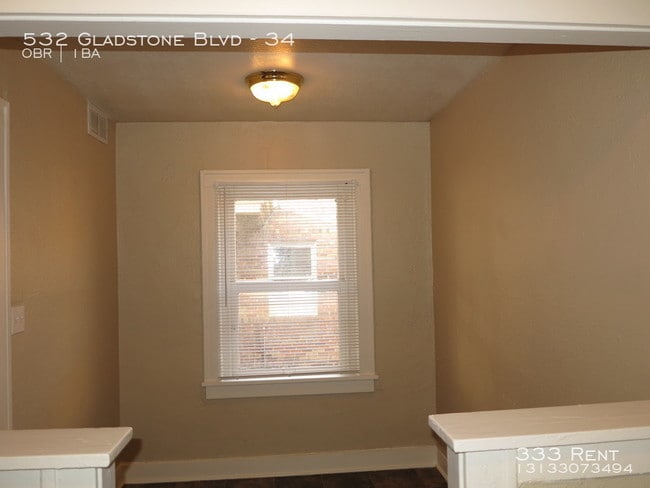 Building Photo - Hardwood floors close to the city!