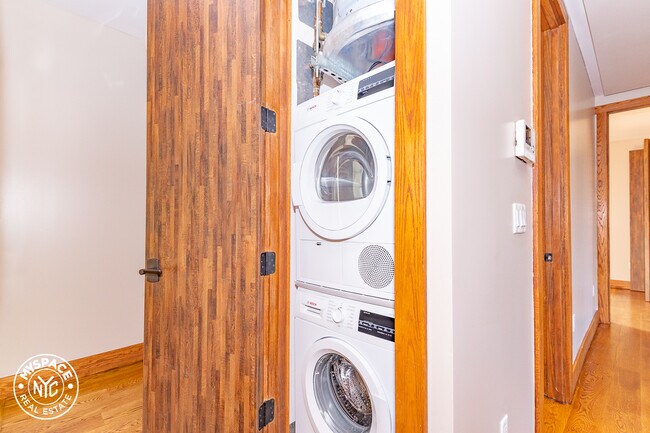 Building Photo - 865 Willoughby Ave