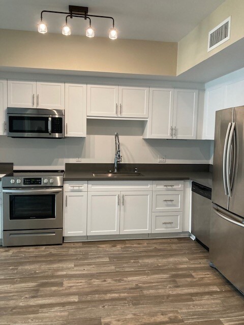 Building Photo - 12655 Bluff Creek Dr