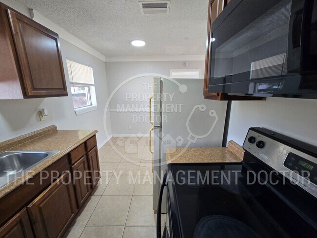 Foto del edificio - Spacious 4BR Tampa Home | Huge Fenced Backyard & Fresh Updates Throughout