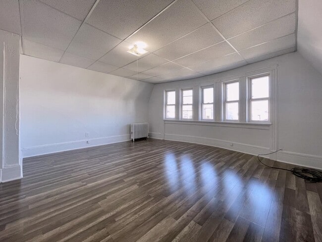 Building Photo - 41 Zabriskie St