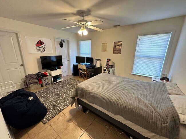 Foto del edificio - Five Bedroom Near Downtown Available for Pre-Lease!