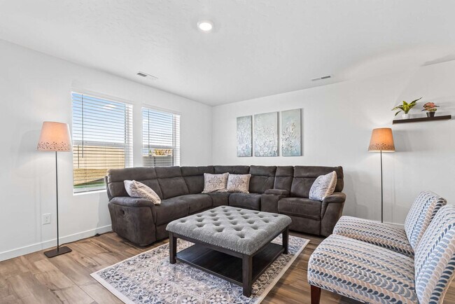 Foto del edificio - 8648 E Wishmore St