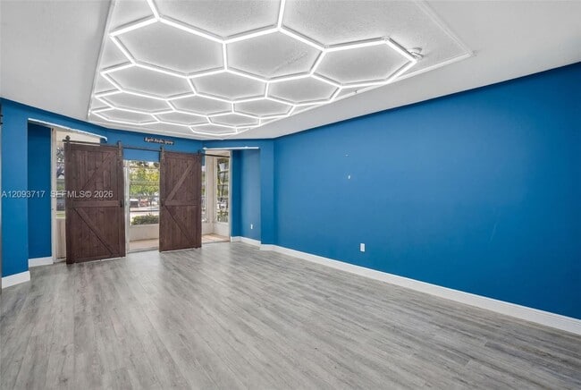 Foto del edificio - 8390 Sands Point Blvd