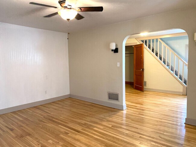 Building Photo - Gorgeous Three Bedroom House
