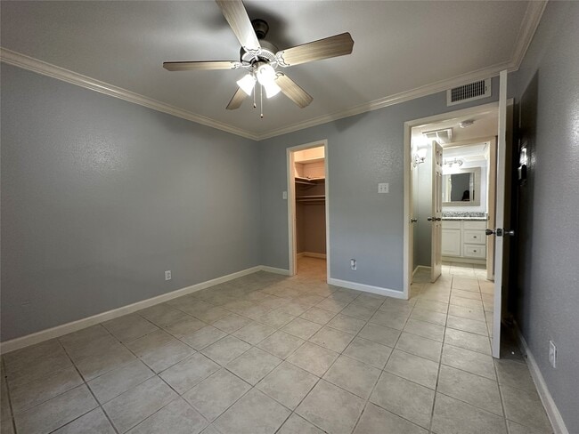 Building Photo - 3900 Woodchase Dr