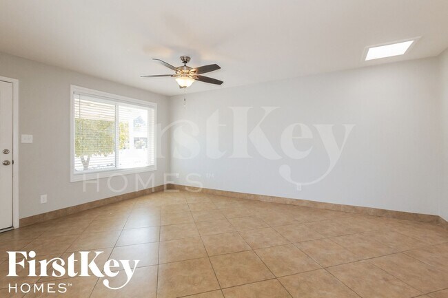 Building Photo - 2324 E Paradise Dr