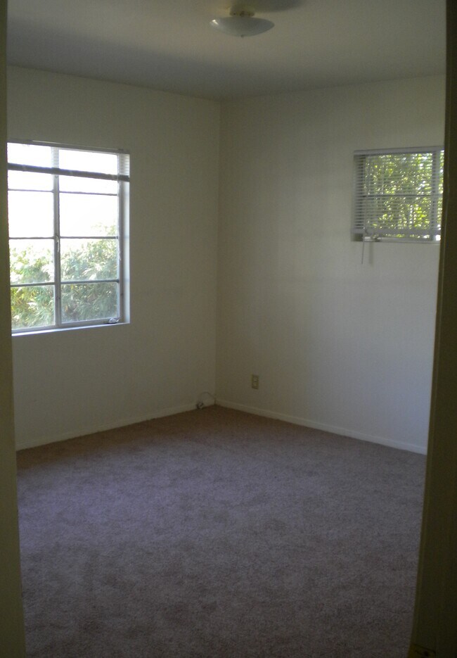 Building Photo - 418 Cuesta Dr