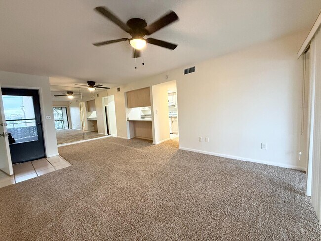 Foto del edificio - 775 N Village Dr