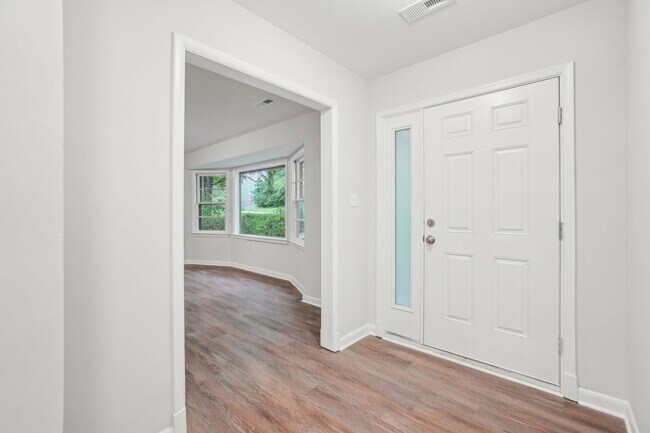 Foto del edificio - Large home on corner lot in Chesterbrook W...