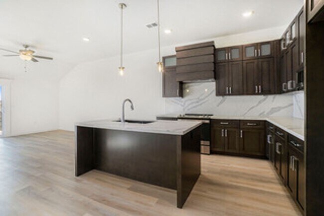 Building Photo - 3 bed 2 bath in Kansas City!