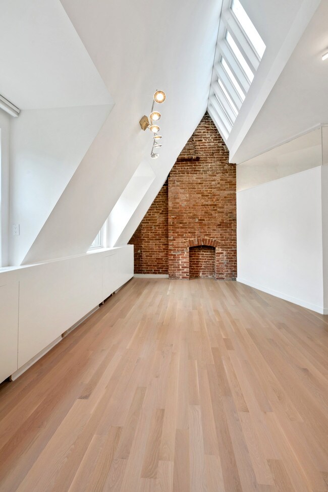 Building Photo - 311 W 91st St
