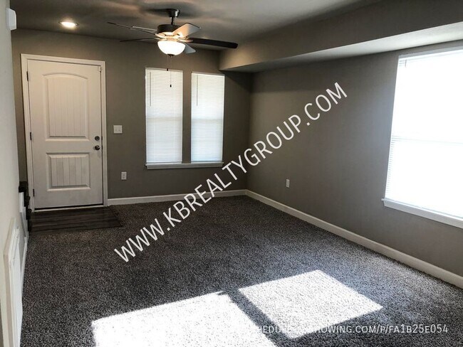 Foto del edificio - Newer 3 Bed Duplex in Blue Springs; Lee’s ...