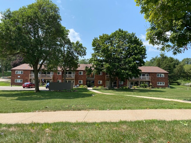 En un hermoso estacionamiento en Lancaster, Wisconsin - Sunrise Valley Apartments