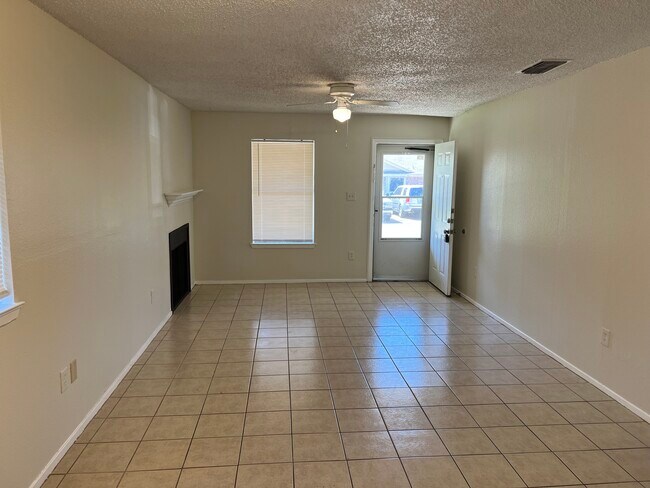Foto del edificio - 1615 Windsong Ln