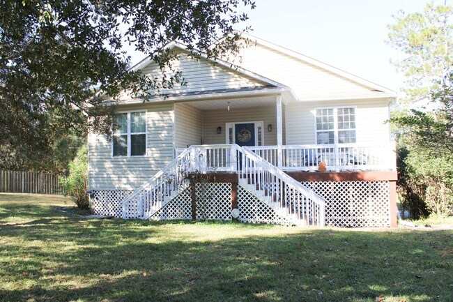 Foto del edificio - Charming 3BD, 2BA home with spacious yard and screened in porch