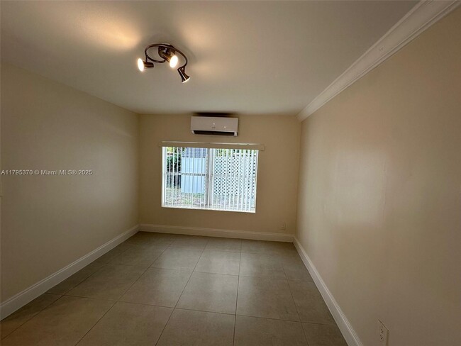 Foto del edificio - 1215 NE 3rd Ave