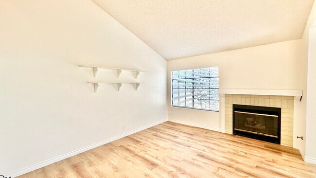 Building Photo - Beautiful, End Unit Condo, in the Very Des...