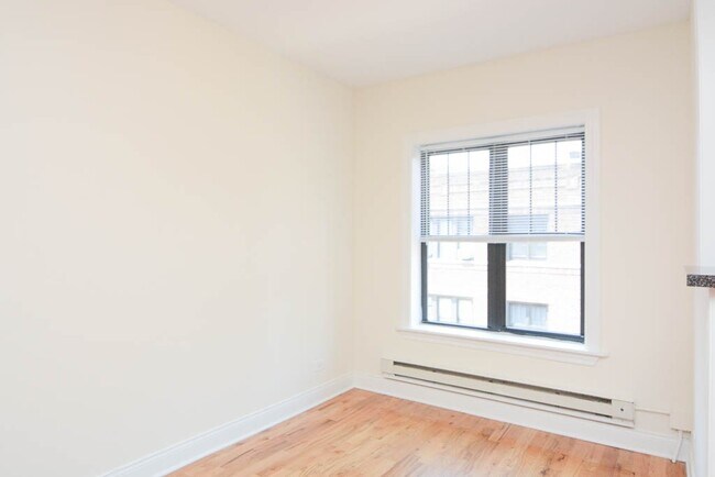 Building Photo - 629 W Cornelia Ave