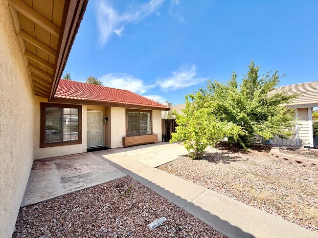 Foto del edificio - Spacious 4-Bedroom Retreat with Open Living, Covered Patio & Prime Murrieta Location Near Shoppin...