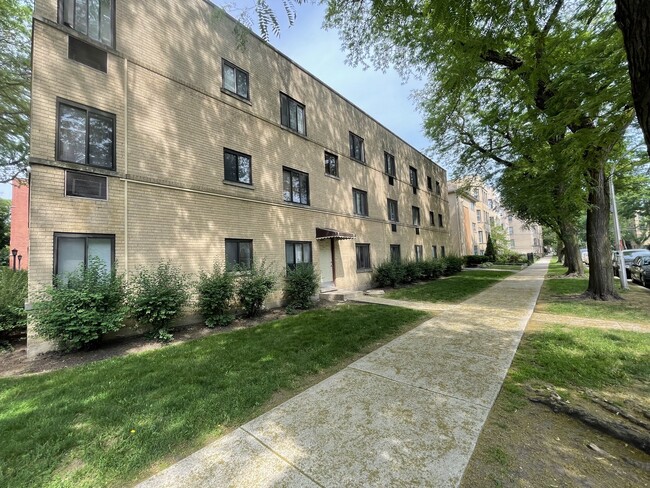 Building Photo - 2032 W Jarvis Ave