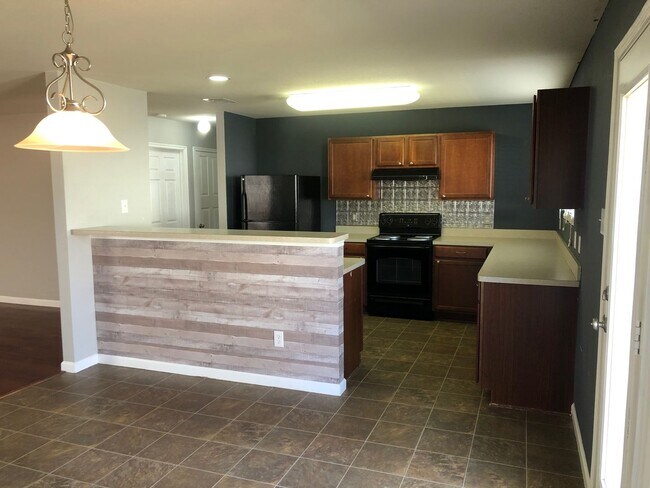 Building Photo - Dazzling 3 bedroom 2 bath home located in ...