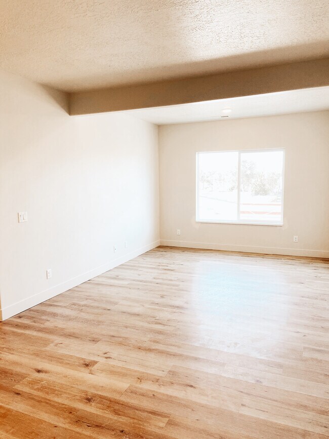 Foto del edificio - 2858 Kiesel Ave