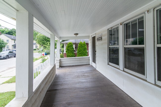 Building Photo - 945 Woodlawn Ave