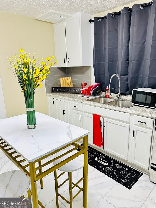 Foto del edificio - 686 Robert Henry St