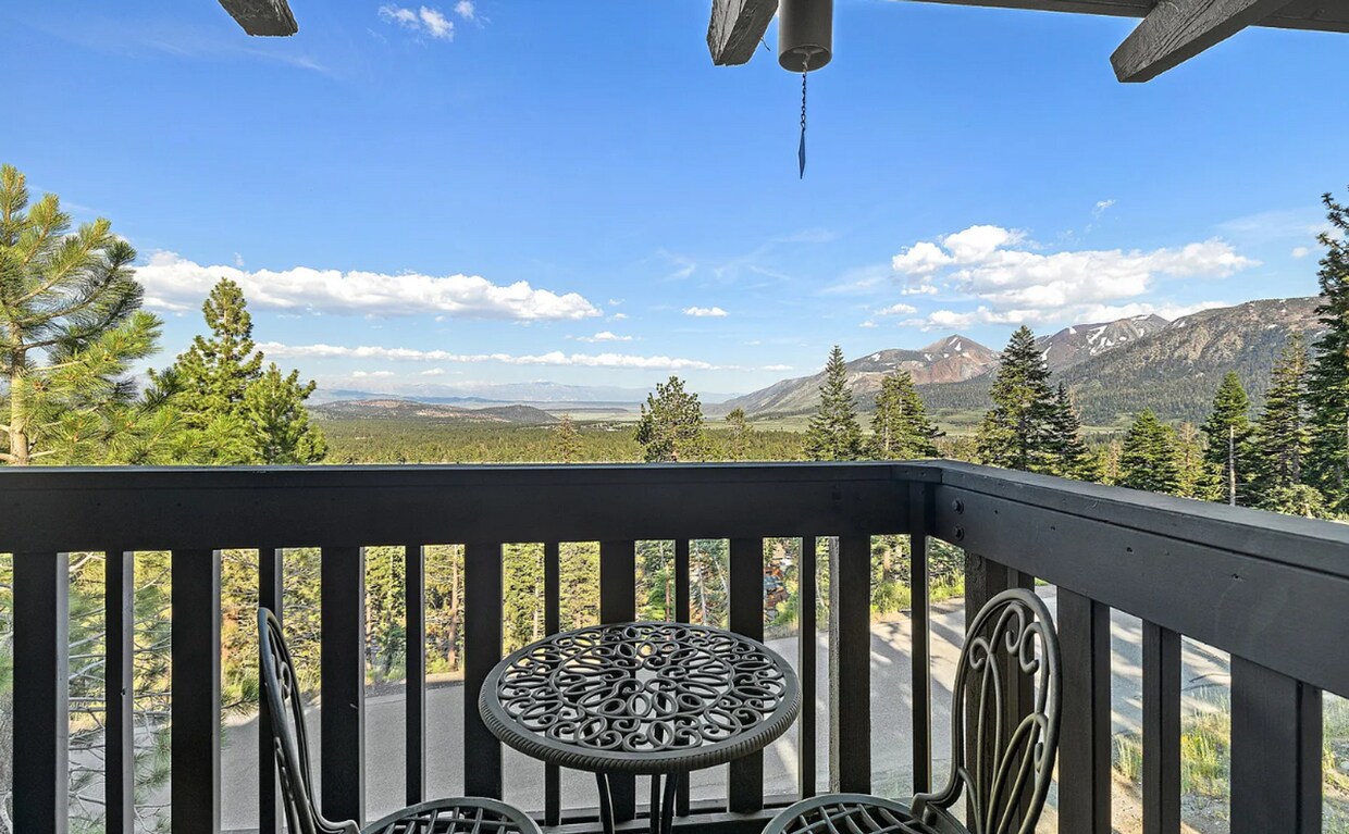 Foto principal - Fully Furnished 2 Bed / 2 Bath Corner Unit...