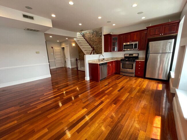 Building Photo - 116 W Broadway