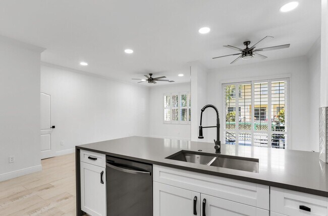 Foto del edificio - 384 River Bluff Ln