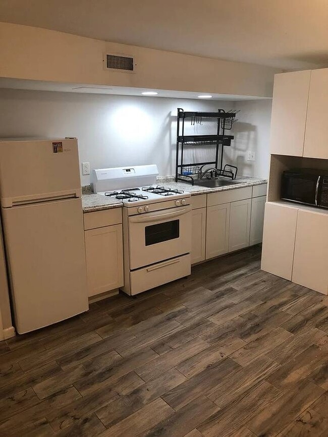 kitchen - 1433 W 37th St