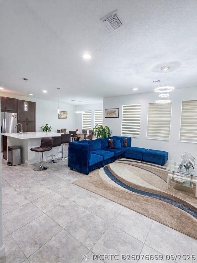 Foto del edificio - 16483 Helix Ct