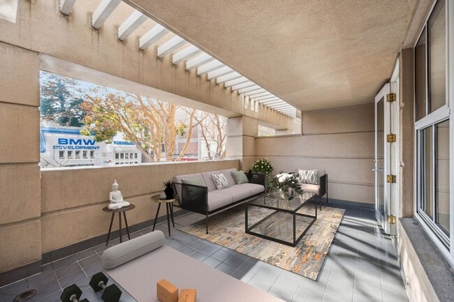 Foto del edificio - Russian Hill Studio with Expansive Private Balcony, Dedicated Parking + Exceptional Storage