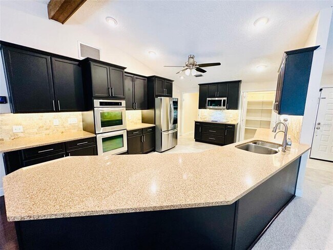 Foto del edificio - 3015 Tall Pine Dr