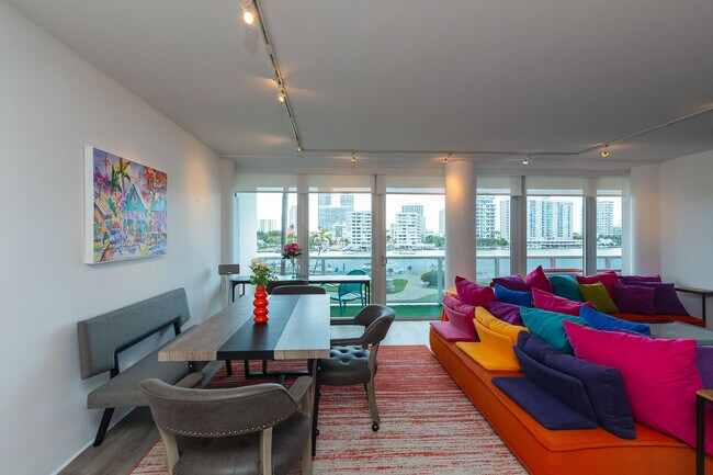 Dining Area - 900 Bay Dr